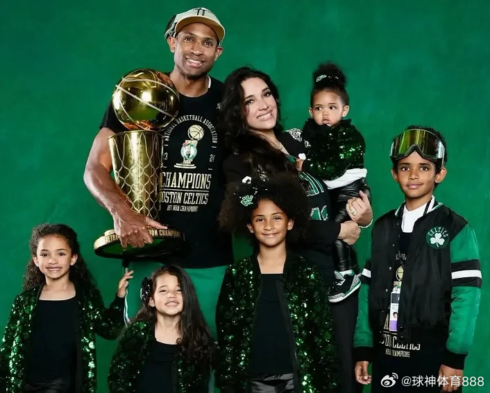 NBA选秀大会落下帷幕，金州勇士队闷声发大财，他们先用11号签选中24岁大龄前锋