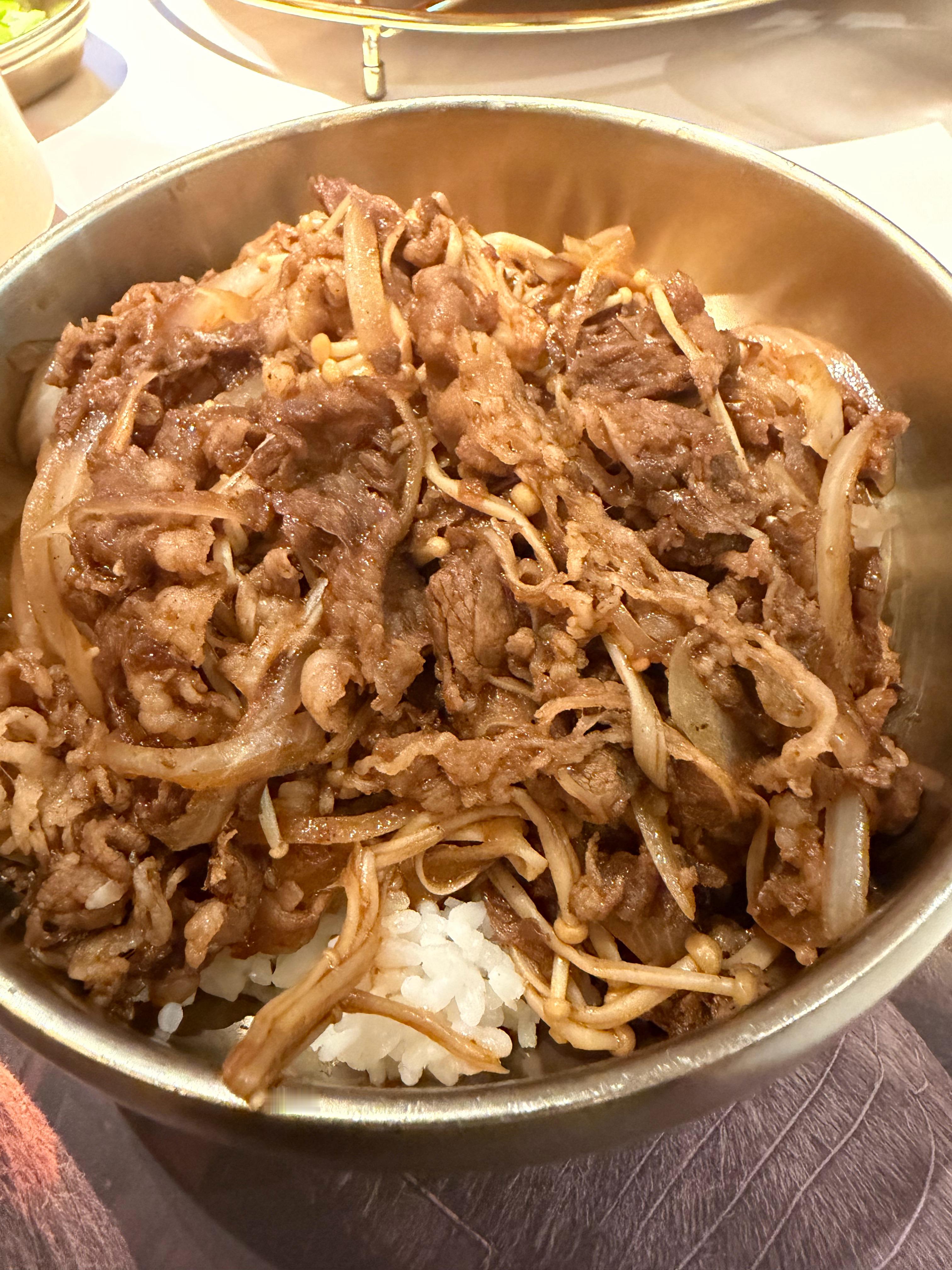 肥牛盖饭，感觉还是比较好吃的​​​