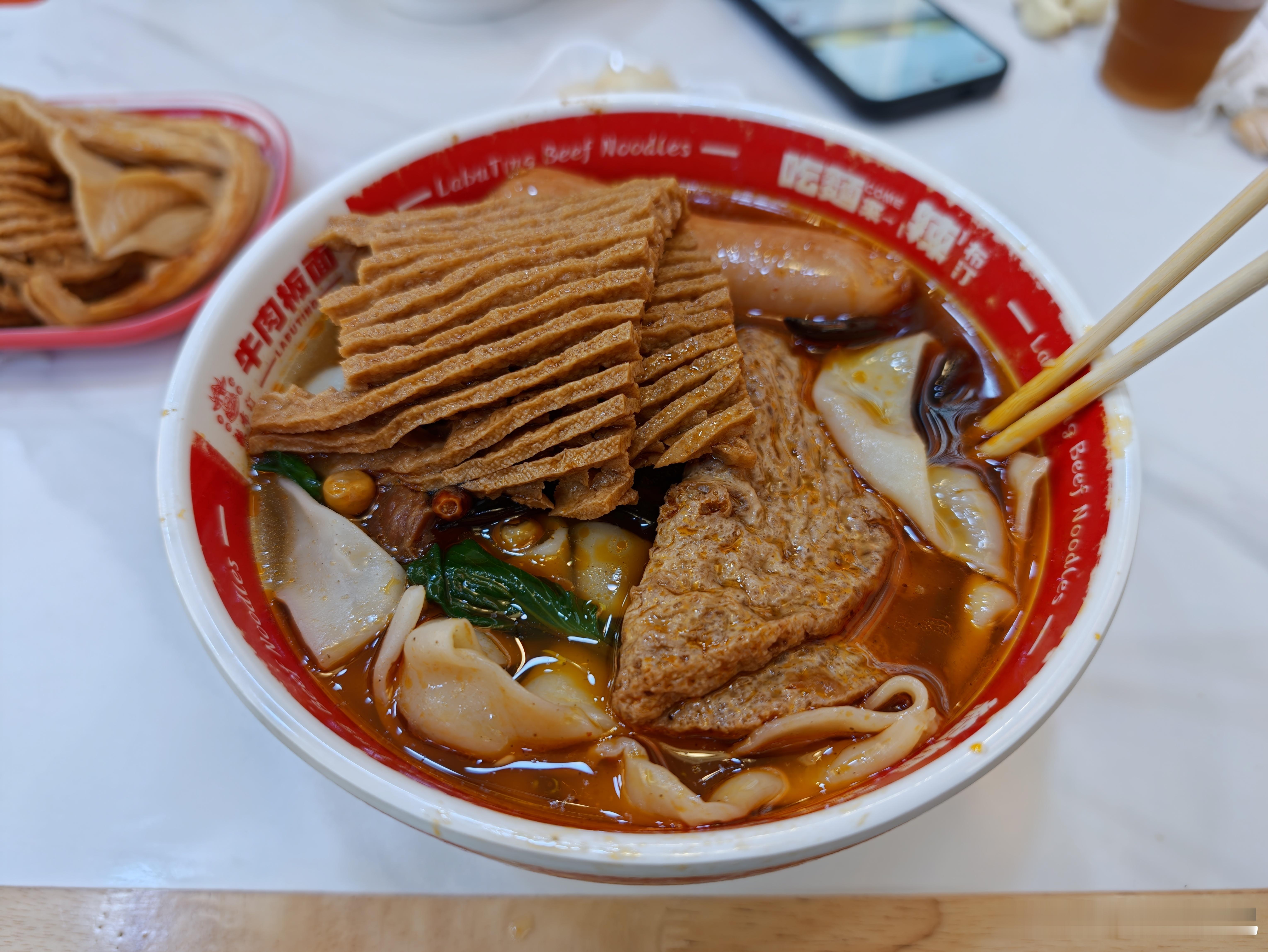 从今年下半年开始，突然爱上了安徽牛肉板面，像这么一大碗，外加左上角加了一点配菜，