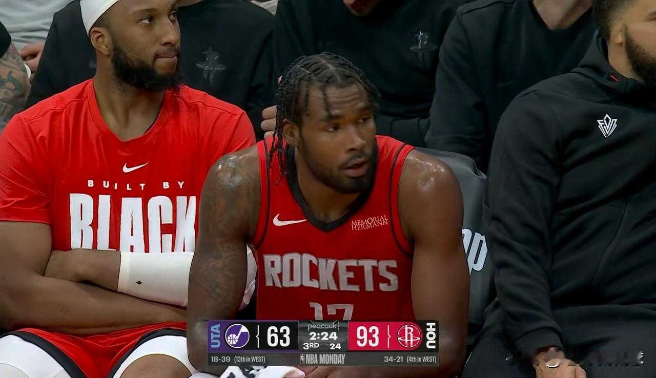 火箭大将伊森的三分球真是救不活了！在今天火箭主场以125：105击败爵士的比赛中