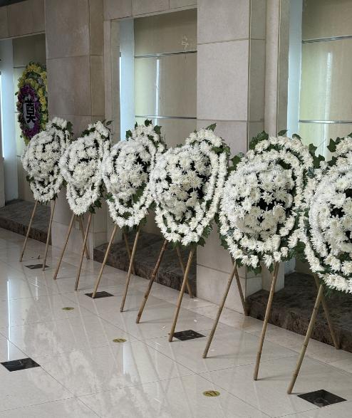 一位火葬场工作人员说：“人死后，一是要火化，二是火化后，不要领骨灰，让火葬厂处理