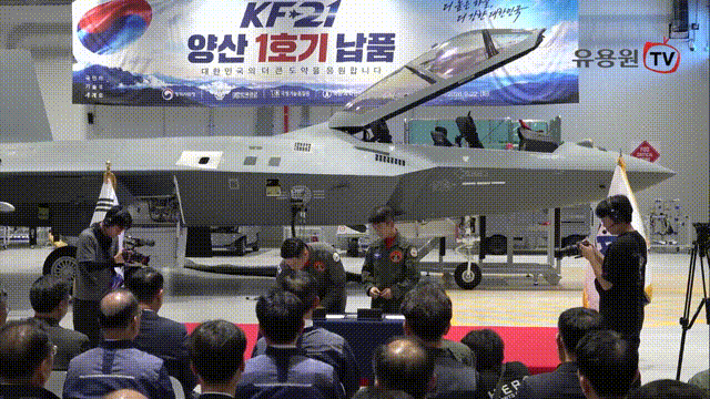 昨天，“KF-21”001号“准五代机”（双座型）在韩国航空宇宙产业公司（KA
