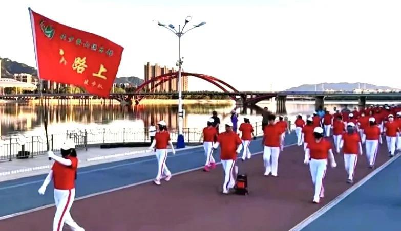 暴走团到底是一个什么样的组织，占用机动车道的报备报批这么容易，干工程的人都知道，