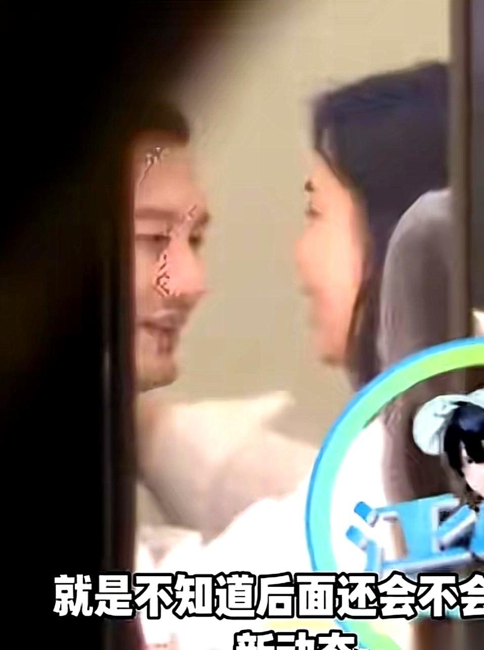 黄晓明又被拍了。但这次，镜头直接怼着身边女生的脸，画面一出，评论区瞬间刷满了同