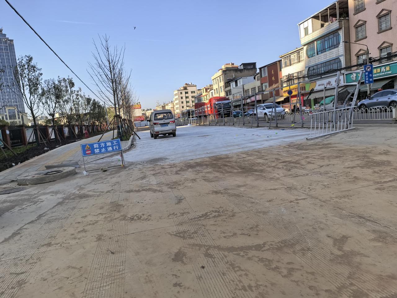 呈贡兴呈路改造造靠近绿地东海岸这一边都快完工了，道路的围档即将拆除，还有一小部分