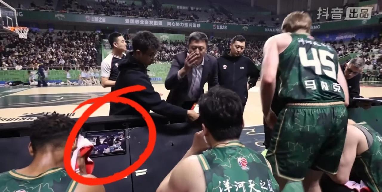 第一次见，球员自己需要看比赛直播吗？在辽宁对阵同曦的比赛中，发现了这样令人不解