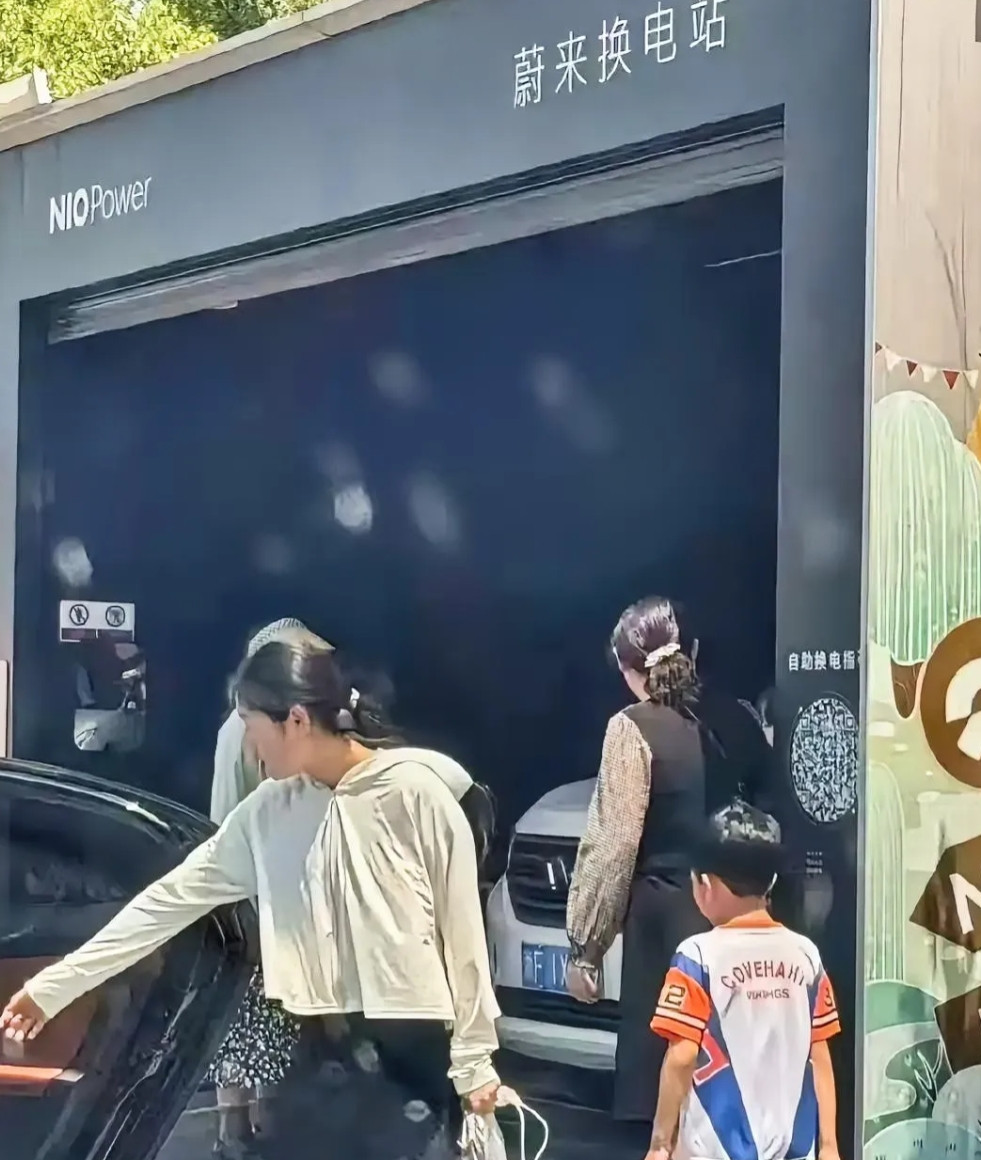蔚来车主气哭了，鸠占鹊巢，这是抄了蔚来汽车的老窝啊！地球人都知道，新能源车每逢节