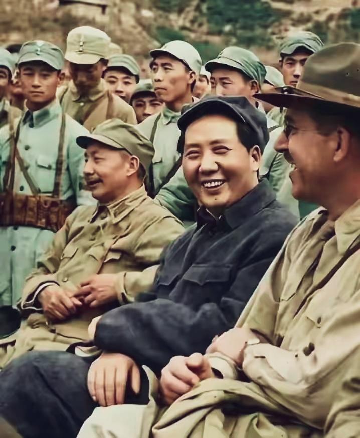 那时，在延安的毛主席哪像是一名军事统帅，就像是一名具有文人气质、充满自信的平民布