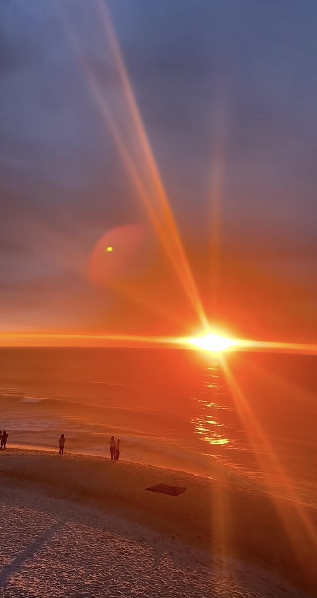 我爱傍晚轻抚的微风，落日黄昏的海边，我爱你辽阔大海傍晚风景