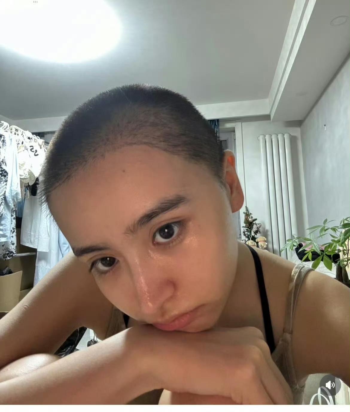 剪寸头，吃素，金子涵退圈后怎么越来越不对劲。在圈内的时候被PUA要瘦，体重暴跌