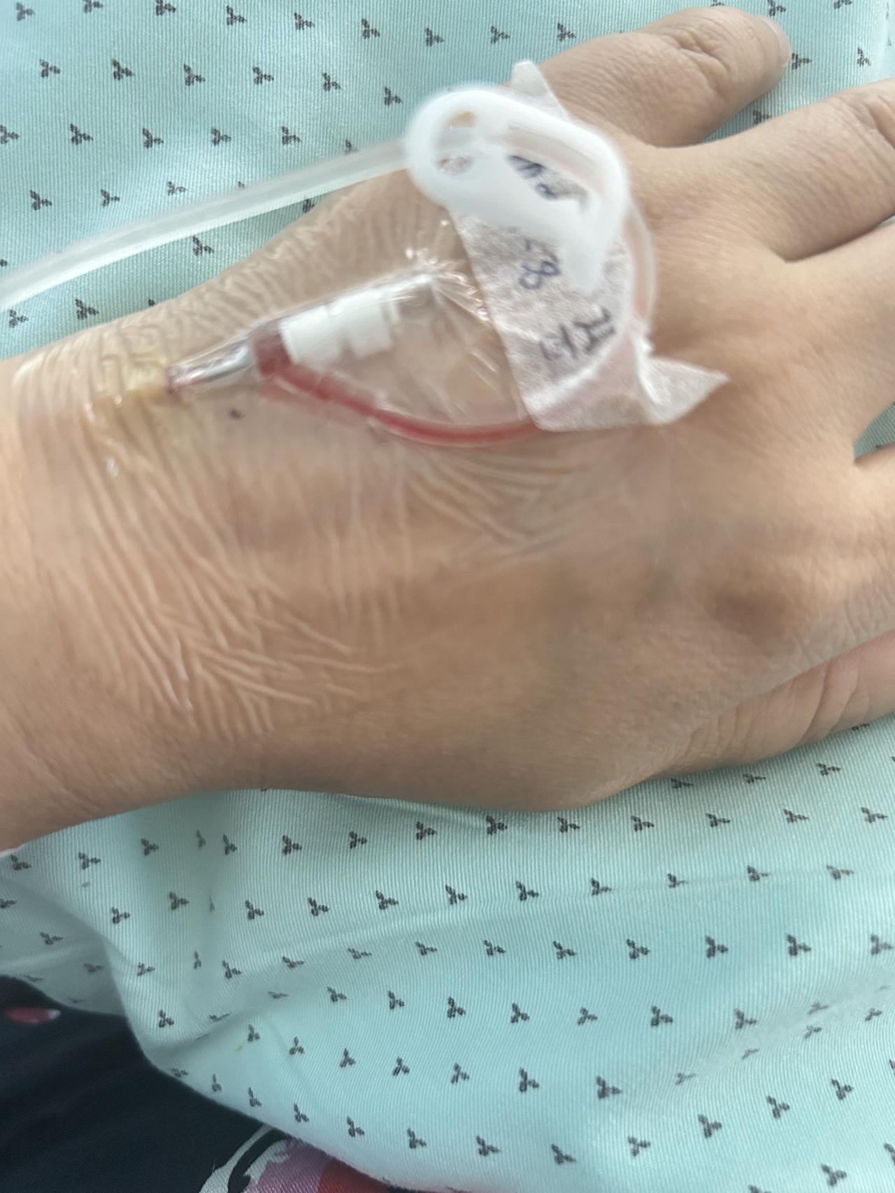 无聊时候想起有次去打针，护士扎完针，把三瓶水往我面前一推：“拿着，去那边挂上。”