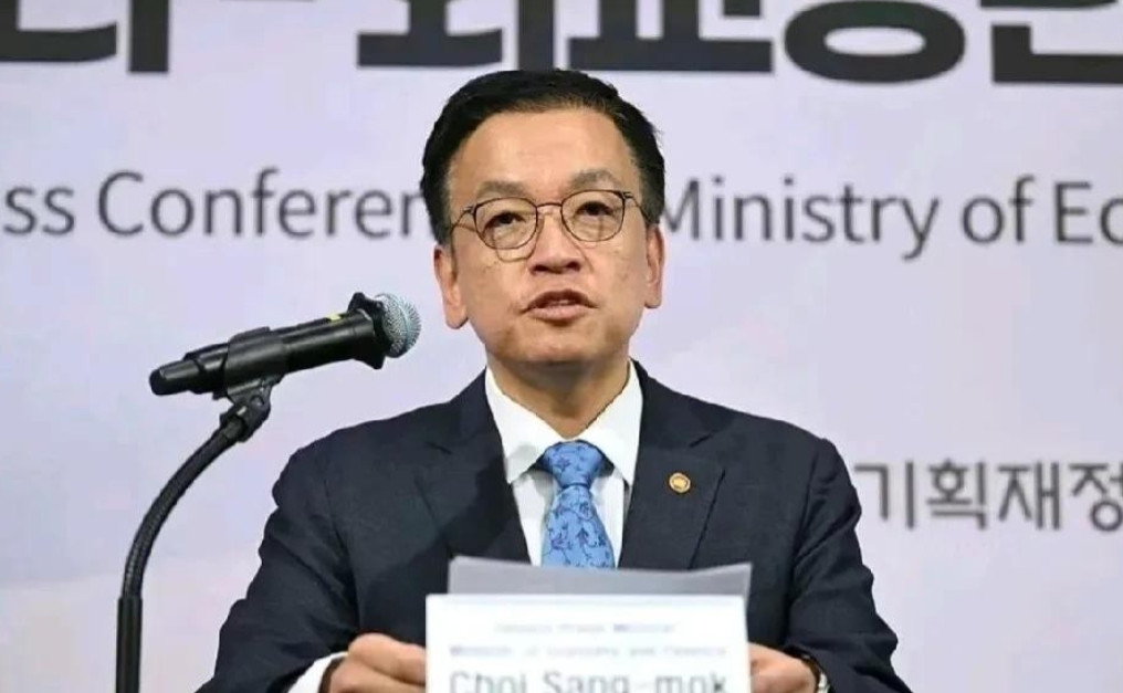 韩国总统已“转正”？韩国政坛，一出大戏。说是代总统崔相穆，现在看着不像“代”