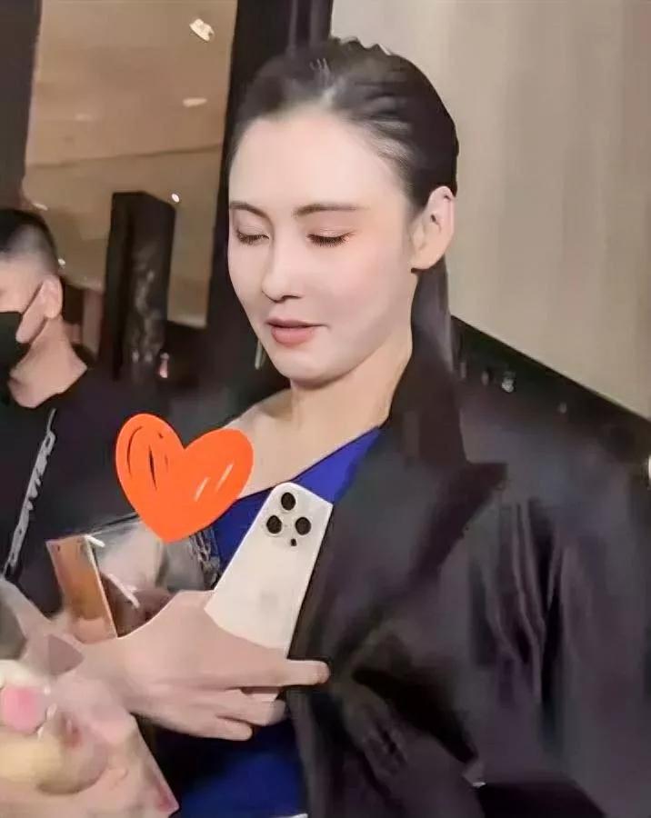 王菲没说话谢霆锋也没出声可张柏芝这次的7个字，直接戳破了所有“猜来猜去”