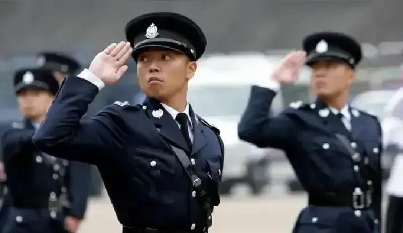 刷到一条老照片，九十年代的民警站岗，黑常服配白手套，腰间那条宽武装带一勒，肩背笔