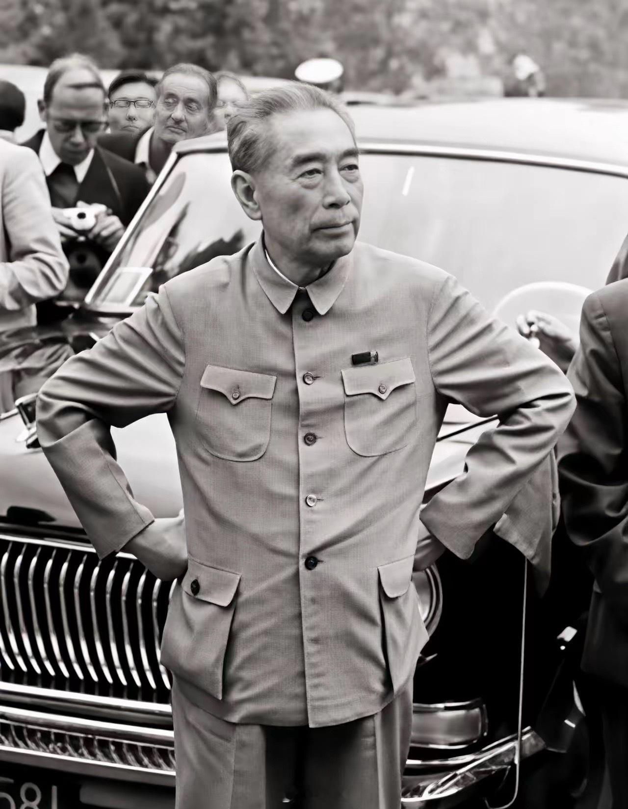 这张经典黑白照片拍摄于1972年2月北京首都机场，当时正值尼克松访华，周总理站在