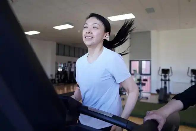 香港首位航天员黎家盈这句“爸爸在家帮忙照顾小家，我去服务国家照顾大家”，真正体现
