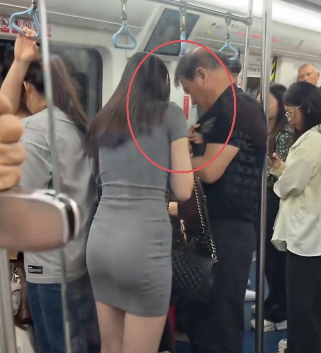 地铁里姑娘当场抓包偷拍狂，并让其删除手机里偷拍的视频和图片。就在西安地铁开