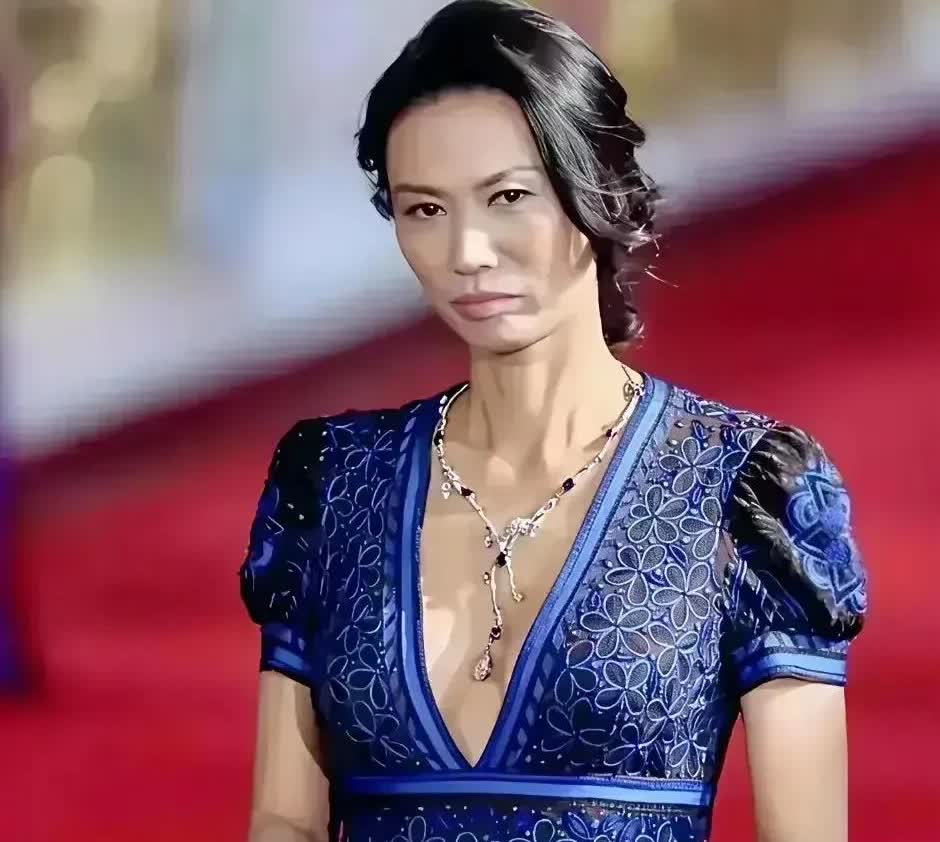 邓文迪相貌平平，身材一般，征服了多位欧美上流社会的男人，被誉为第五大美女！