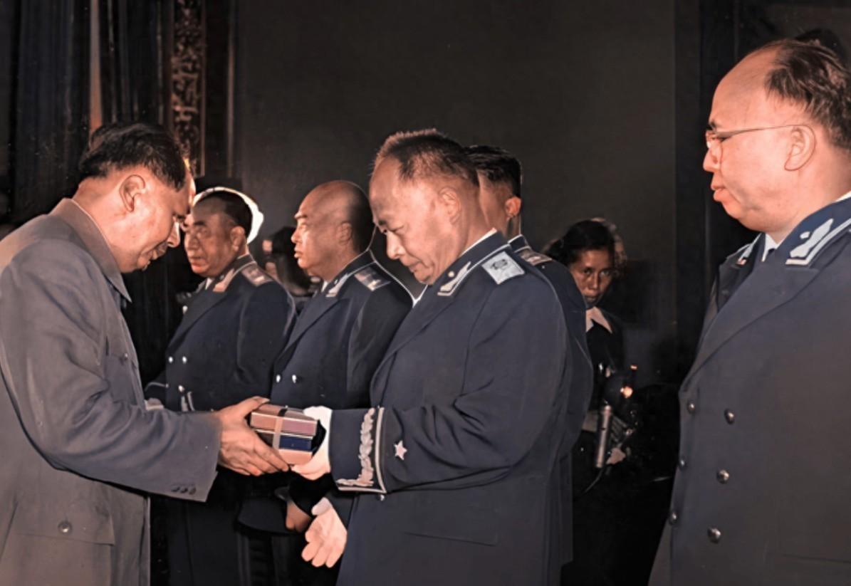 1958年将军下连时期，毛主席面对众人，点名批评了一位中将：这家伙就是吃不了苦吗