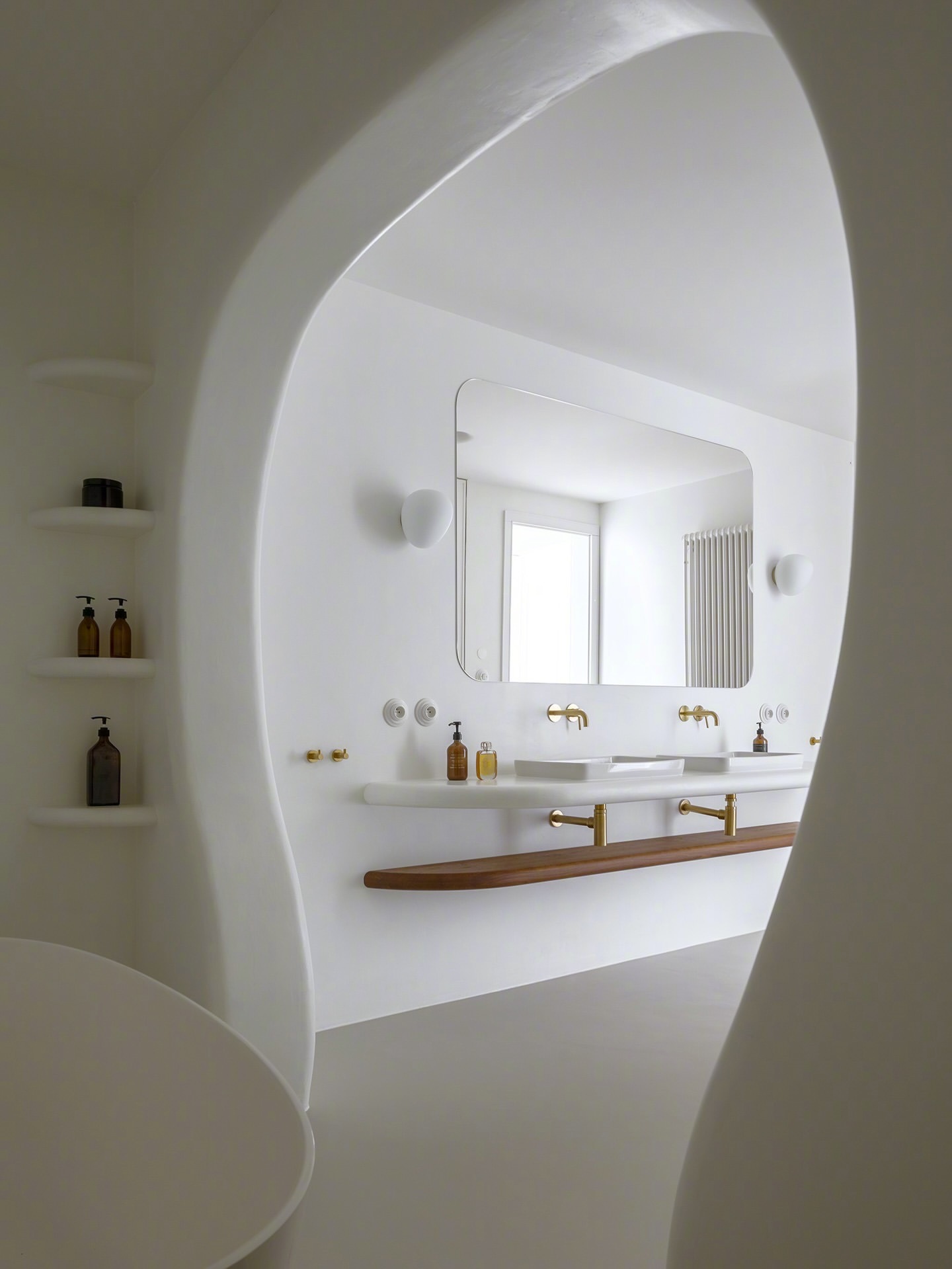 “RoundedHouse圆角之家”——-时下比较流行的一种家装。通过柔和的形