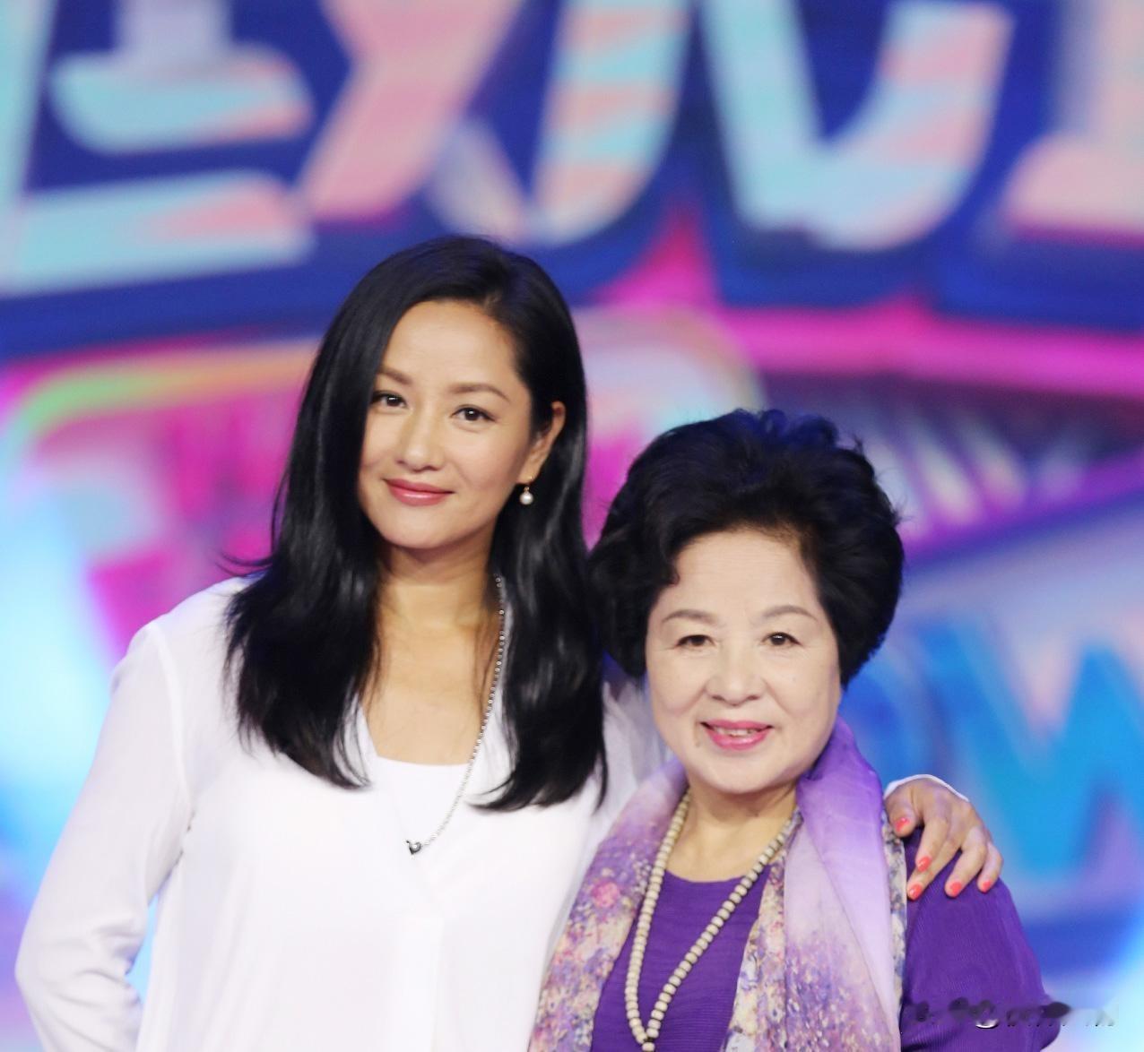戴军打电话给瞿颖，“我妈要约你妈旅行！”瞿颖说，“我妈去新疆拍戏了！”戴军问，“