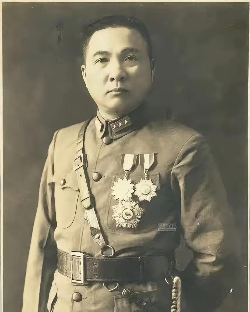 余程万蹲在上高城外一个烧焦的土坎后，炮火把整片天映成了血红色。五十七师已经在这里