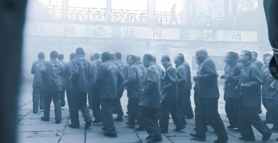 6年刑期，已经坐了3年，离出狱只剩3年3个月。换你，你跑不跑？1982年，一个叫