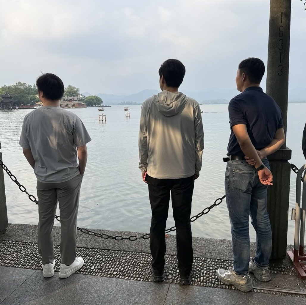看雷总打卡杭州早饭，感觉很不一样。很多大佬露面都比较端着，雷总身上自带烟火气，就像好久没见的老朋友，