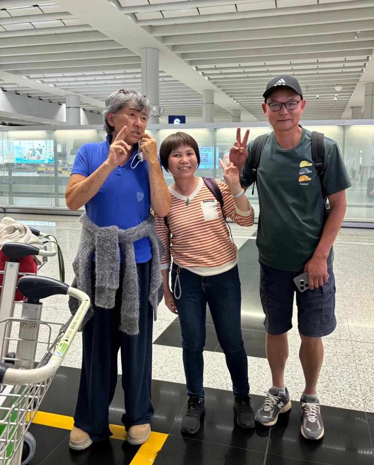 79岁林子祥和65岁叶蒨文现身香港机场，夫妻俩穿着简单朴素的日常服饰，满头白发苍