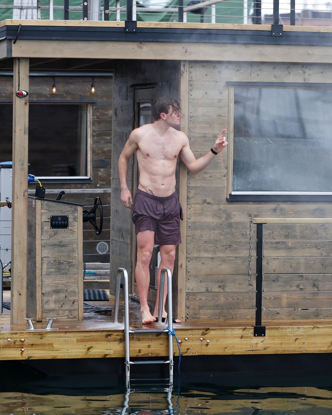 网坛风云德雷珀率领的英国队还是勇，这大冬天的在奥斯陆海边玩起了冬泳，德雷珀身材