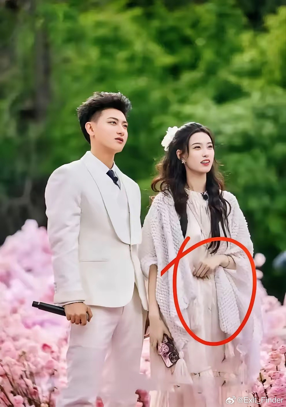 原来徐艺洋黄子韬有娃这事儿早就有跡可循了在综艺《跟我走吧》黄子韬跟徐艺洋求婚的时