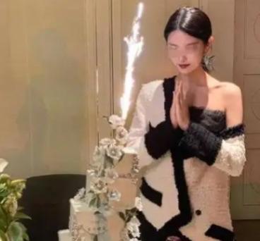 上海一名女子本身没有经济实力，过生日却执意要在朋友面前装大方、撑场面，在高端KT