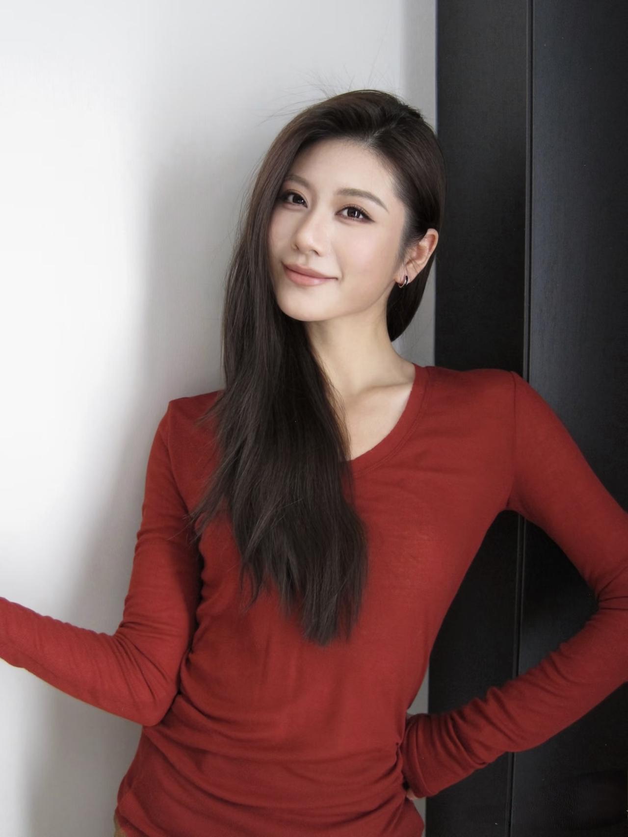 你认为最有气质的美女是谁？简单的单品服装，淡淡的妆容，随意散开的长发，非常有青春