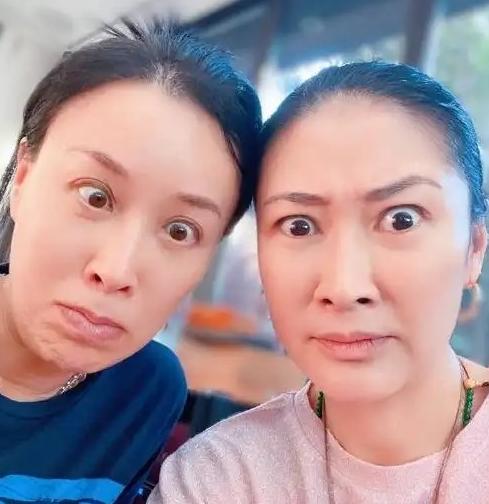 🐰梁静深夜激动发文！看完那英演唱会一夜未缓过来，老友舞台让她唱尽青春回忆。
