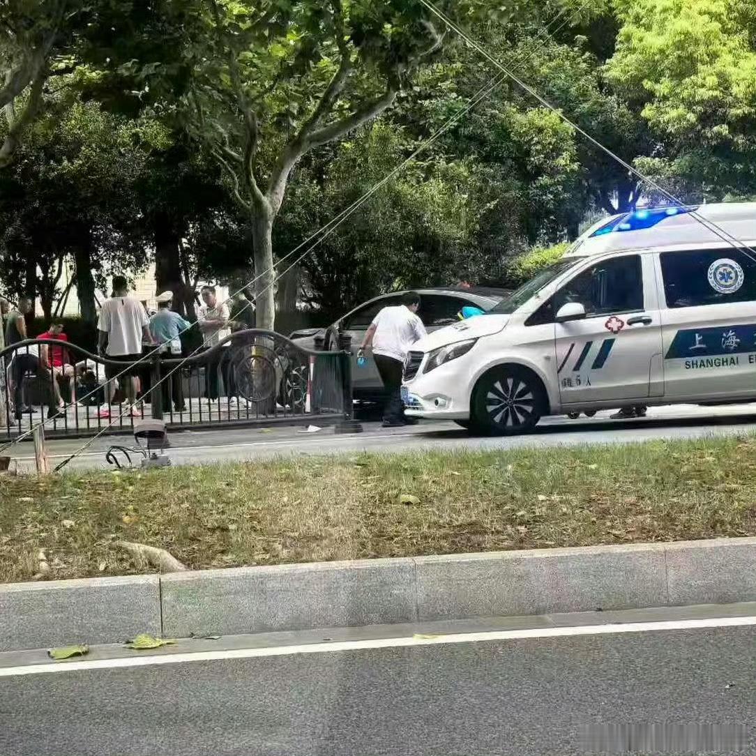 警方通报吾米提江遭遇车祸上海海港22岁国脚后卫吾米提江赛前突遭车祸，浦东警方通报