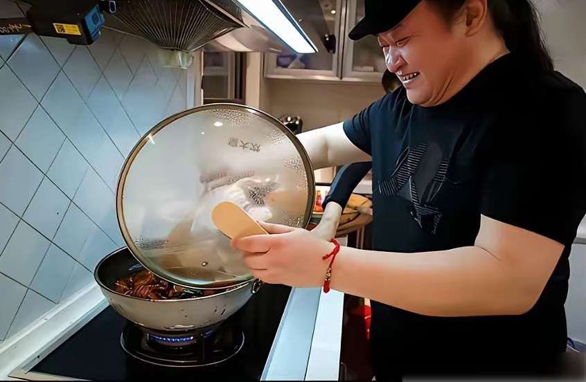 刘欢家里没请过保姆，但一年摆一次八十多人的流水席。吉克隽逸、袁娅维、赵雷，全是座上客。多年来他亲自下