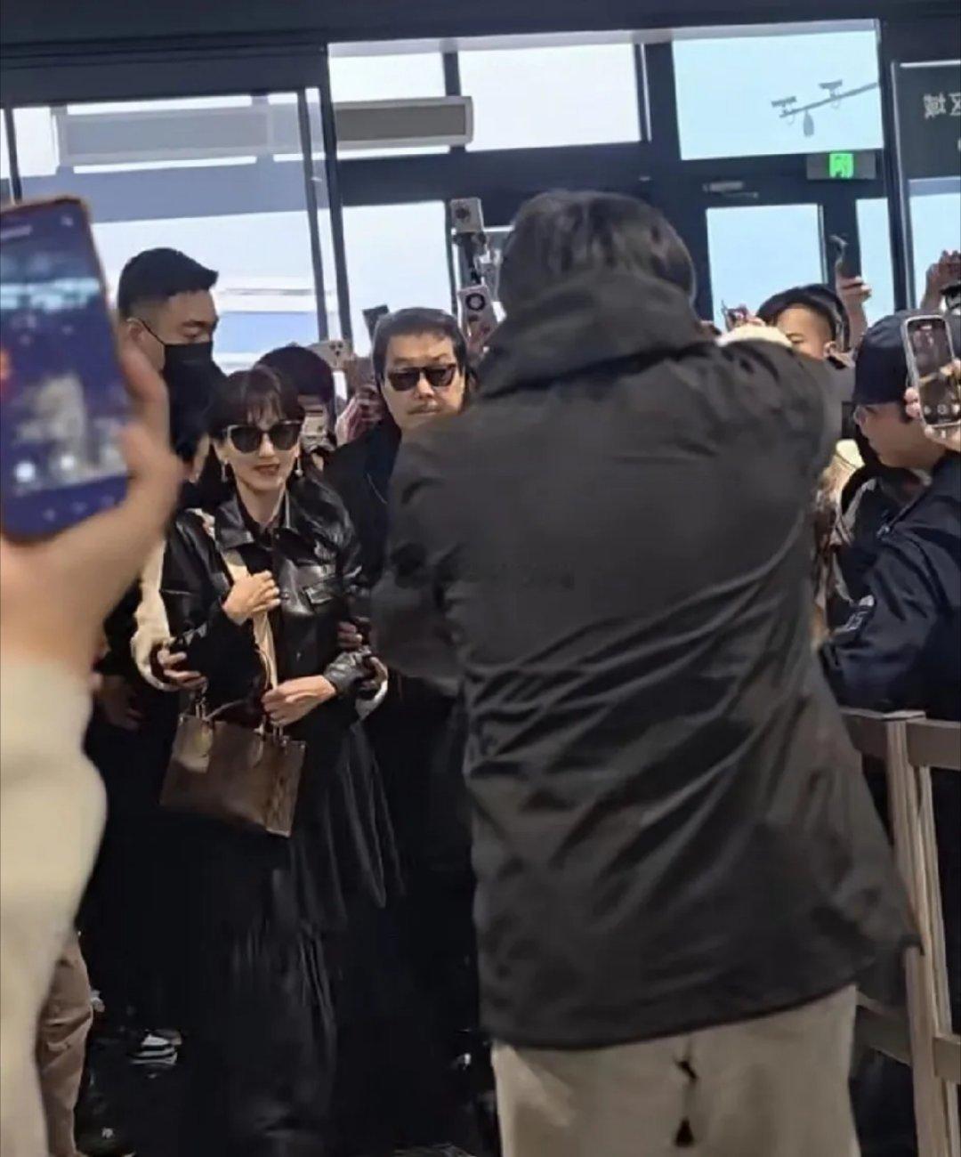 赵雅芝和老公黄锦燊现身机场回香港航班的路上被粉丝围得水泄不通，差点被绊倒！这次赵