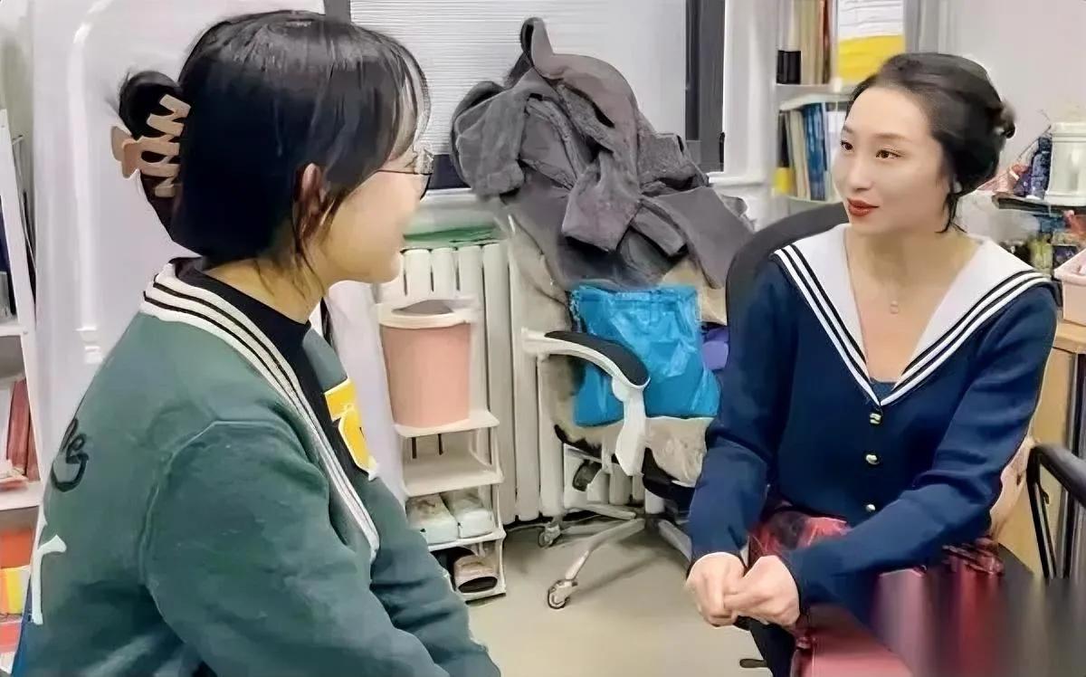 北理工裴轶这事我发现个盲点九成网友都没注意到。都在扒她的学历、学术成