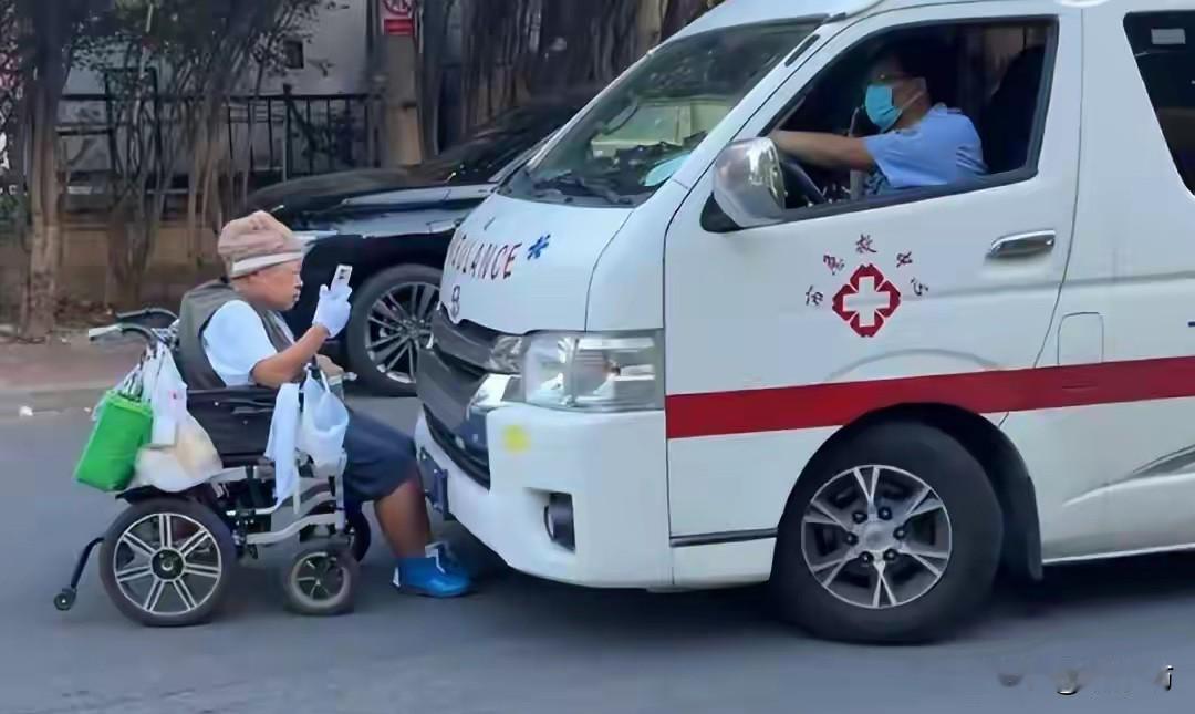 你敢信吗？在生死攸关的抢救现场，有人竟敢拿命去堵救护车的路。不是天灾，不是车祸，