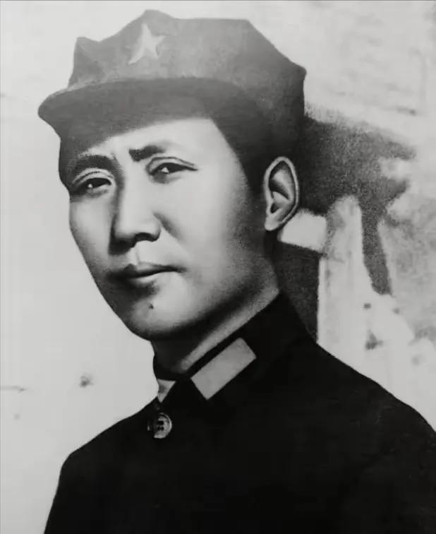 伟人毛泽东（355）1936年，毛泽东在陕北窑洞前。（埃德加-斯诺摄）