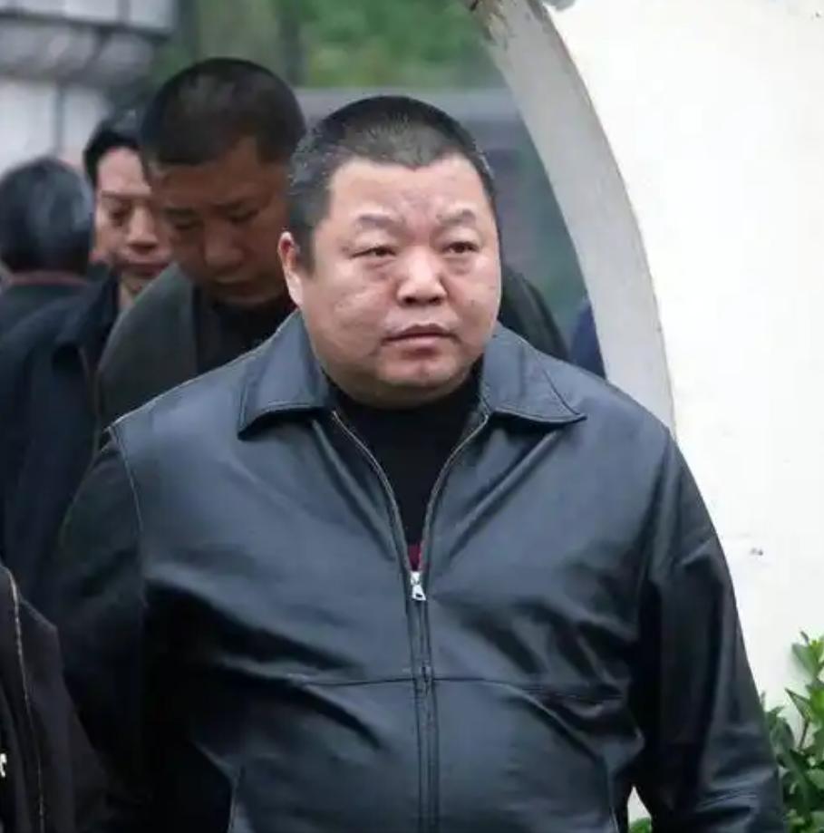 2018年臧天朔临终前，屏退全部家人，包括他的妻子李梅，唯独留下了斯琴格日乐，臧