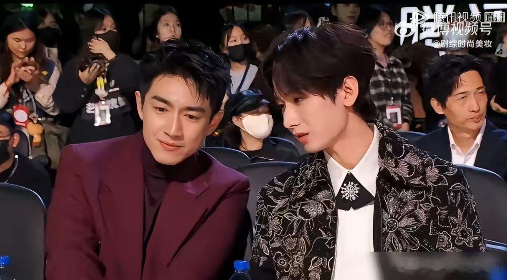 林更新给成毅做配？别傻了，海报上一个站位，就把底牌全掀了。粉丝们拿着放大镜逐帧抠