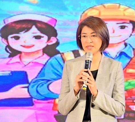 国民党真是多事之秋，民党籍南投县长许淑华也表态了。许淑华称，军购案金额审查为“立