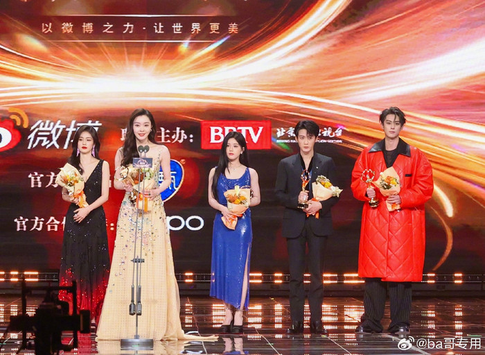 没想过宋轶是这么大一只的！！这张每个人的身高都在我的意料之外