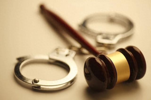 新婚妻子婚后第二年出轨伴郎并生育孩子, 还公开在当地举办满月宴, 二人因涉嫌重婚罪被逮捕, 双双获刑