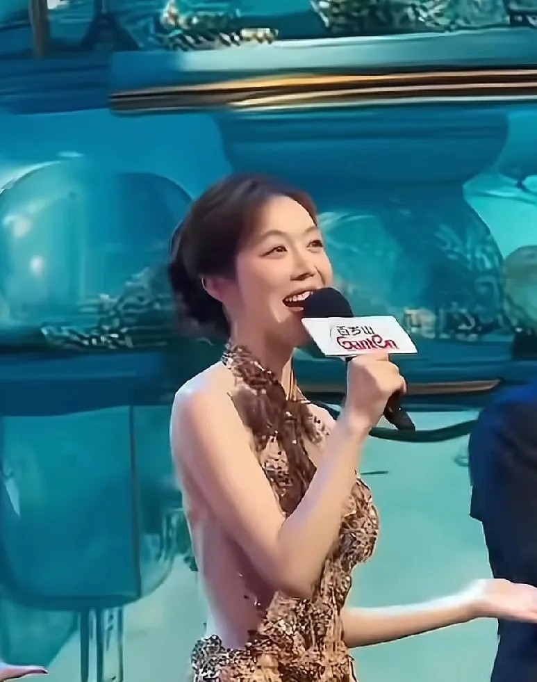 今天全网都在说这个姜妍女主持人，我也有幸刷到她了，不过大家都说她