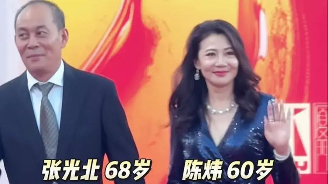 张光北携60岁美妻现身活动,身材迷人似少女,状态超好!