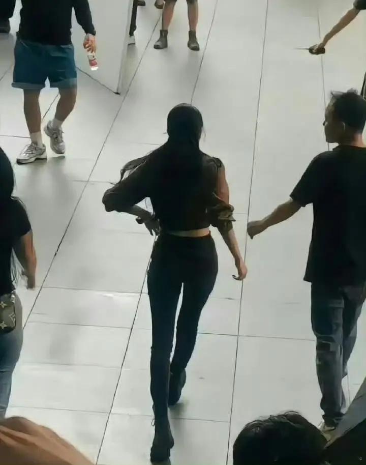 郫县热议：对比刘浩存、张艺凡，周也的比例比符合舞蹈生人设吗？周也学芭蕾一年半​