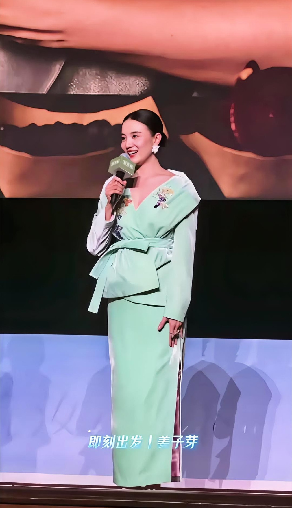 宋佳，我有点看不懂了！这是什么情况，要用个小包遮住肚子？有网友开玩笑说是“有了”。不得不说，人靠衣装