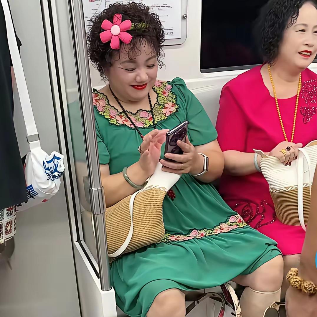从两位阿姨的穿搭来看，她们肯定不是体制内的工作人员。地铁里的这两位阿姨打扮得很